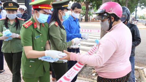 Rơnàng kơnòm să Kuang àng Dak Lak g^t loh 6 bơta Bác Hồ bơtê