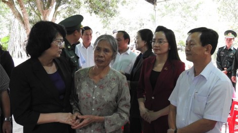 Phó Chủ tịch lơgar mò Đặng Thị Ngọc Thịnh còp hìu bơnhă Thượng úy cau ling sền gàr tiah nhàr lơgar chơ\t phi să tài mìu dờng dà ko\ dà cò tàm Kon Tum