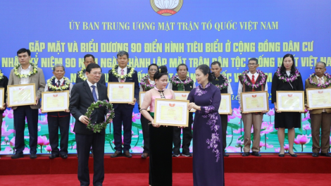 Jờng rơ 90 nă cau pơn rơ jak tàm mpồl bơtìan làng bol ơm kis