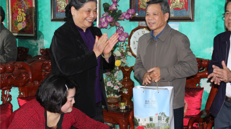 Mò Tòng Thị Phóng Phó Chủ tịch Thường trực Quốc hội còp mờ pà phan ală hìu bơnhă chính sách tàm Mộc Châu, Sơn La