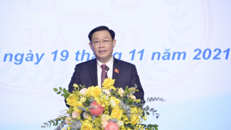 Chủ tịch Quốc hội ồng Vương Đình Huệ tìp măt, kah rơngal ală cau pơgru di ngai 20/11