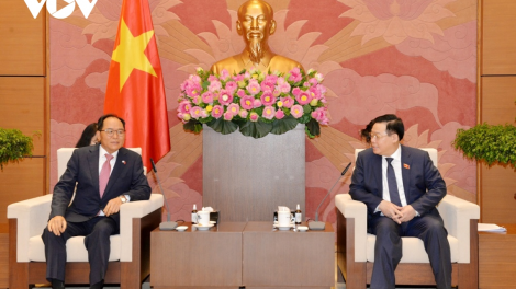 Chủ tịch Quốc hội ồng Vương Đình Huệ wă Đại sứ lơgar Hàn Quốc tàm Việt Nam