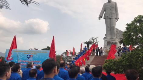 Tìp măt ală rơnàng cau tus bal mờ broă lơh ơruh pơnu Cộng sản