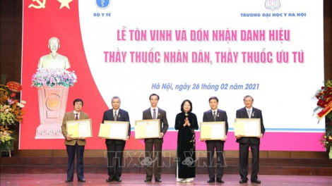Jào pà khà pơn jờng cau lơh sơnơm Nhân dân ai 5 nă bác sĩ tàm hìu bơsram Đại học Y Hà Nội