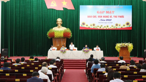 Càr Kon Tum tìp mat mờ cau lơh băo,  văn nghệ sỹ, cau geh bồ tơngoh jak