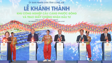 Ồng Nguyễn Xuân Phúc Thủ tướng Chính phủ tus bal dơ̆ sơnđờm mut ngui  Tiah lơh sa mờ măy mok rơbàng anih ơhò ơm Phước Đông, càr Long An