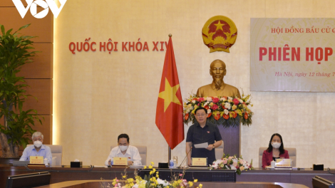 Chủ tịch Quốc hội ồng Vương Đình Huệ đơng lam pơrjum dơ̆ 8 bơh Mpồl duh broă tĕ khà dà lơgar dê