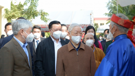 Tổng Bí thư ồng Nguyễn Phú Trọng tus bal ngai chờ tam klăc dờng gùt jơi bơtiàn kòn cau tàm kơnhoàl Hoài Đức, ƀòn dờng Hà Nội