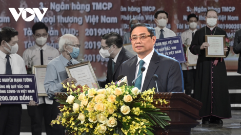 Ồng Phạm Minh Chính- Thủ tướng Chính phủ tus bal dơ̆ tơlik mat Kes priă vaccine rcang sơndră kòp Covid-19