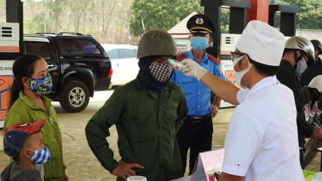 Càr Kon Tum ai lài anih lơh broă, anih ơm anih sa ai mpồl cau lơh broă tàm tiah lam lài tam dră mờ kòp Covid-19 in