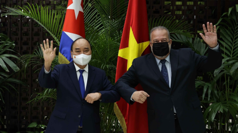 Chủ tịch lơgar ồng Nguyễn Xuân Phúc tìp mat mờ Thủ tướng Cuba