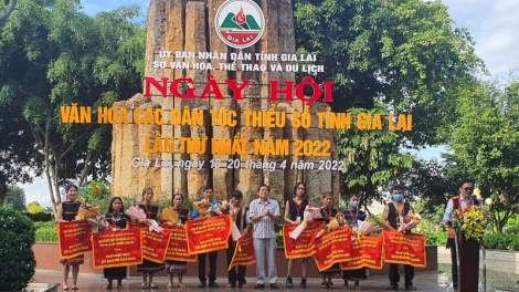 Tơn jơh Ngai chờ niam chài ală jơi bơtiàn kòn cau dùl êt nă cau càr Gia Lai