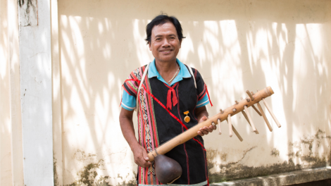 Nghệ ñân ưu tú ồng A Blôih- cau gàr huềng gùng đơs pơnđik bơh jŏ cau Sơdàng dê