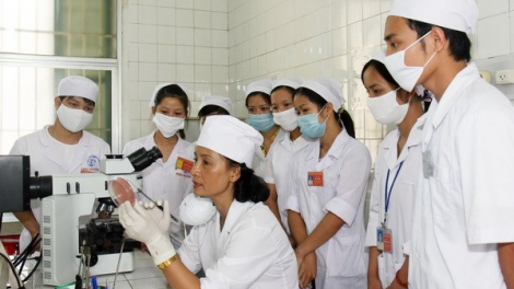 Phó Thủ tướng ồng Vũ Đức Đam pơrjum mờ Ƀộ Y tế bè lam lơh broă rơndap lơh bơtàu tơnguh lơh sa mờ măi mok sơnơm tơmba