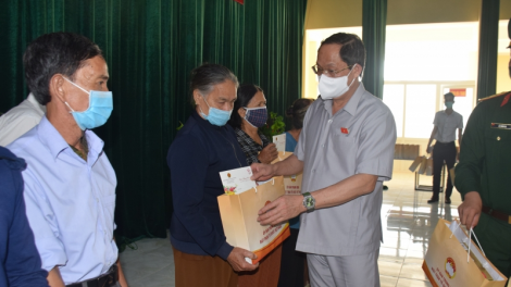 Phó Củ tịc Quôk hội ồng Trần Quang Phương còp, nting bơr sa tềp tàm càr Bình Định