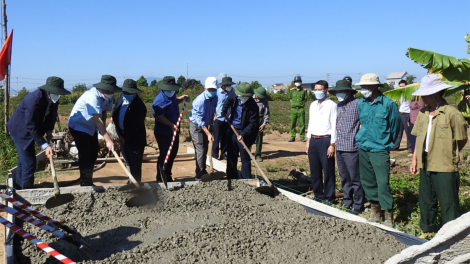 Kon Tum: Dùl ròt lik lòt lơh broă bồ nam pa bơ̆t bơtàu ƀòn lơgar pa mờ ƀòn drà gơguh jăk