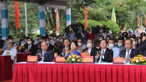 Củ tịc lơgar tus bal Dơ̆ bơyai lơh sơnđờm ai ngui Hìu duh khuai Tây Sơn Tam Kiệt