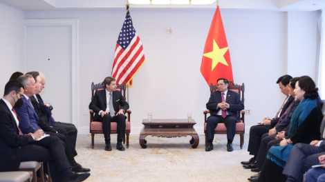 Thủ tướng ồng Phạm Minh Chính wă Kwang atbồ dờng Anih lơh broă priă jền tơnguh bơtàu lơgar Mỹ