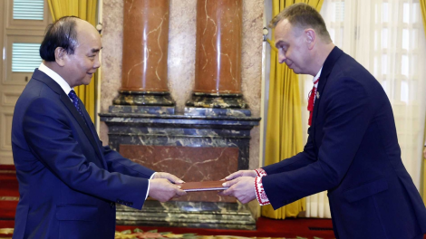 Củ tịc lơgar ồng Nguyễn Xuân Phúc wă Đại sứ lơgar Ukraine mờ Đại sứ lơgar Canada tus jào sră dà lơgar