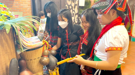 Chờ hờp ngai chờ chài rơgơi kơnòm dềt ală jơi bơtiàn kòn cau tiah tàm gùl lơgar mờ Tây Nguyên