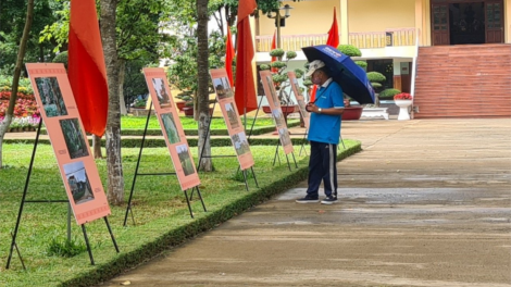Sơn đờm mut lơh ràng tơlik “Ală cồng nha bè cíñ trị, lơh sa, niam chài rơgơi bơh càr Gia Lai dê”