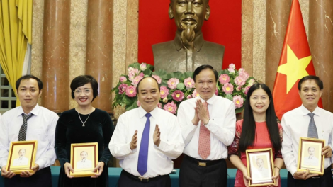 Củ tịc lơgar ồng Nguyễn Xuân Phúc tìp măt mờ cau lơh broă gah Nhơm zờu