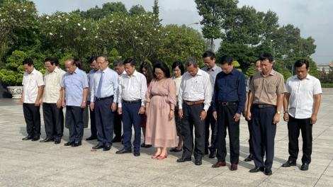 Mpồl Kwang bàng ala măt Anih Jơnau đơs Việt Nam chu ñàng kah kơlôi Củ tịc Hồ Chí Minh