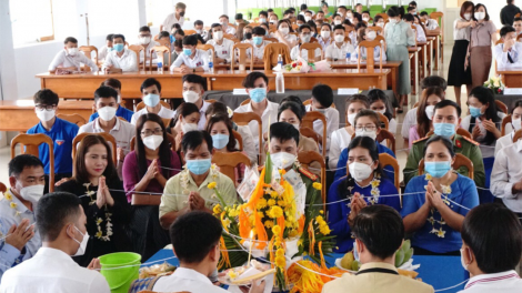 Kon Tum- Ƀòn lơgar tờm dơ̆ bàr bơh cau bơsram dờng lơgar Lào dê