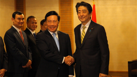 Phó Thủ tướng ồng Phạm Bình Minh còp să Thủ tướng lơgar Nhờk ồng Shinzo Abe