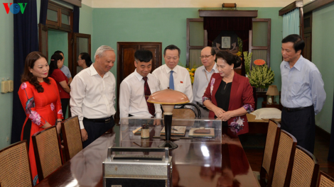 Kruanh Quốc hội mpoh nhang, nkah g^t Kruanh Hồ Chí Minh