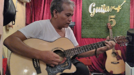 Nô Hồng rven rvo: Kruanh rmôt hăn kơl an Guitar 5