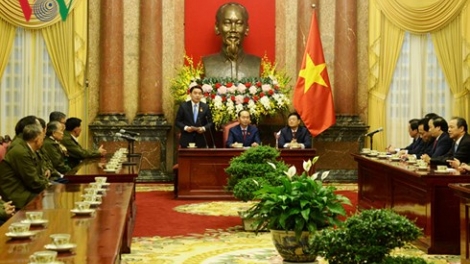 Kruanh dak mâp măt rmôt ntoh măt ăp nu\ih kan bah Lào geh n’hâm kơl an đah cách mạng Việt Nam