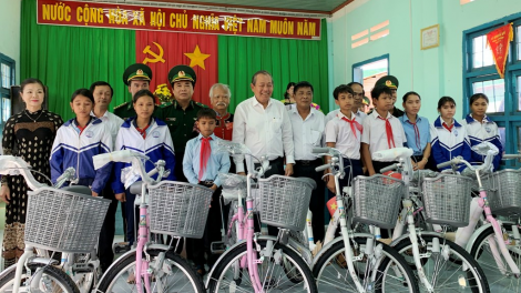 Groi Thủ tướng Trương Hoà Bình khâl, pah kan ta xã n’har bri Ia Dom.