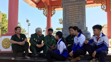 Kon Tum nti\m nti nuih n’hâm ro\ng dak ndrel nkoch nau ơm cách mạng ân rơh mom