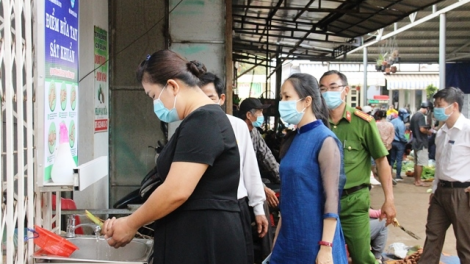 Dak Lak: N’hao njrăng n’gang srê Covid-19 ta ăp chợ way ơm
