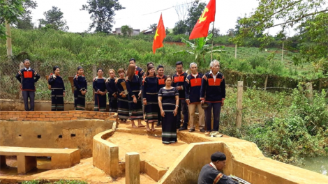 Rơh tâm nchră “Mât rbăy ndơ ơm nău mprơ ơm yău ăp mpôl rnoi đê| nu^h ta Trung bộ n’hanh Tây Nguyên”.