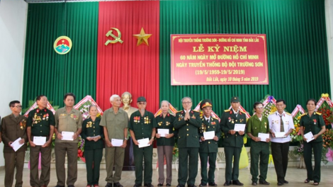 Druh ndăm xung phong đah trong trường Sơn ơm.