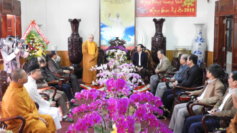 Gia Lai: Nu^h ntơh măt chroh r[u\n mbah rhơn tết kruanh rđău kan n’gor