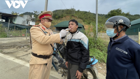 CẦN KIN LẨU LẨU KIN CẦN (Người uống rượu, rượu ăn người)