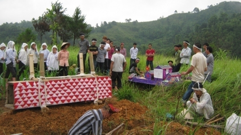 Báo hiếu mẹ cha bằng nhà táng, cây tiền