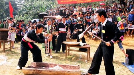 Người Mông cân nước đầu năm