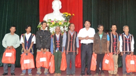 Những già làng, trưởng bản gương mẫu