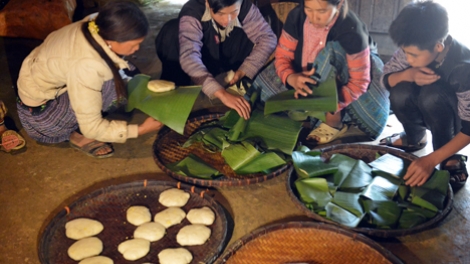 Người Mông giã bánh dày ăn Tết