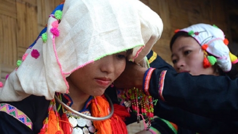 Nhìn khăn biết cô gái Si La có chồng hay chưa