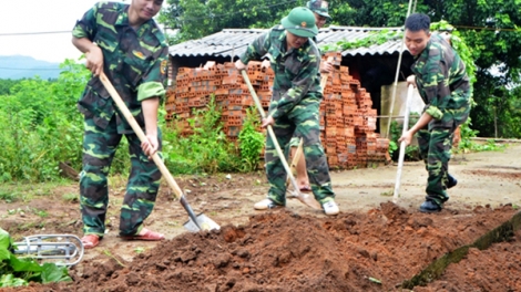 Những người lính biên phòng dựng cột mốc lòng dân