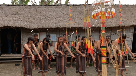 Người Mạ cúng tạ ơn thần rừng