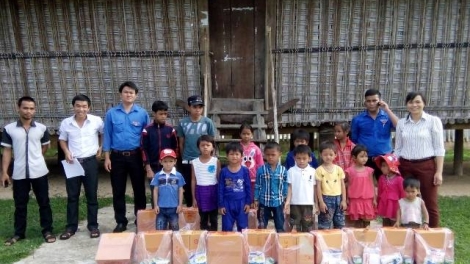 Tặng 70 suất quà cho học sinh miền núi
