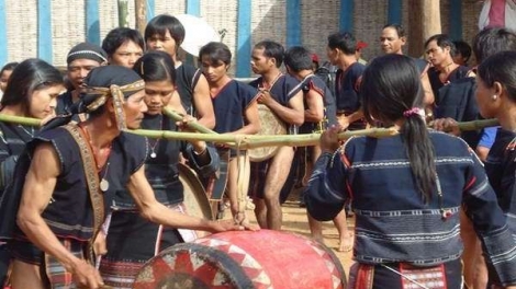 Lễ lên nhà mới của người Ba-na