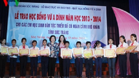 Giúp học sinh nghèo tới giảng đường