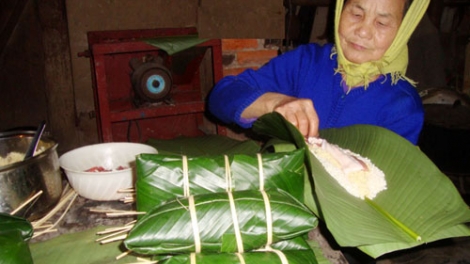 Lên làng Tày ăn bánh chưng nhân cá chép